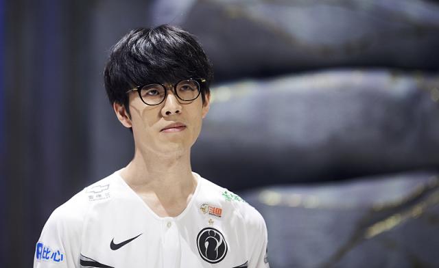 比侧翼和后 比侧翼和后