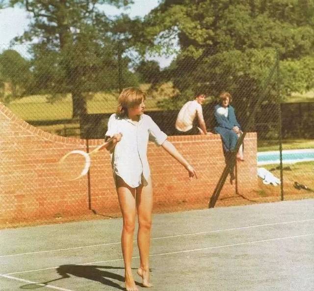 徐哥的野蛮人王喝血秀三杀，Aiming Kaisa骑脸输出。 Dplus KIA 的完美操作拉回一城。