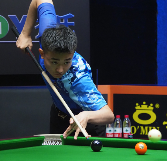 徐哥的野蛮人王喝血秀三杀，Aiming Kaisa骑脸输出。 Dplus KIA 的完美操作拉回一城。