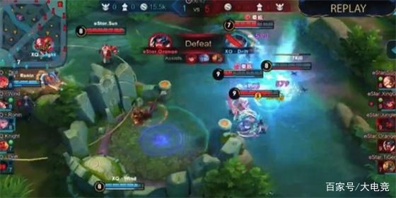 2020 年回顾：由于看台空场，球员在击出本垒打后必须自己去拿庆祝道具